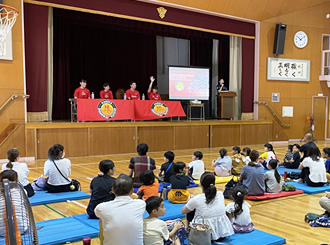 矢田小学校にてバスケットボール親子教室を開催しました。