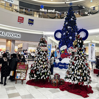 開催日：令和6年12月14日、15日
場所：イオンモールナゴヤドーム前
担当：地域貢献委員会

昨年に引き続きイオンモールナゴヤドーム前で「東区の魅力がいっぱい！笑顔あふれるクリスマスツリーフェスタ2024」を二日間に渡り開催。今年はイベントスペース２か所を借りてミニリース作りのワークショップを新設しスケールアップ！
東区9校の小学6年生の素敵な夢や想いが乗った巨大アルミ缶ツリーを2本展示、同じスペースにあるドアラツリーとともに迫力のあるツリーとなりました。

「ツリーコンテスト」では東区の企業、団体、学校からそれぞれの個性を活かしたツリーを全部で17本出展してもらい、来場者に投票してもらうコンテストを実施しました。毎年各ツリーともレベルアップしてとても個性豊かで煌びやかなスペースとなり多くの方に楽しみながら投票してもらいました。

イオンに来場された方も立ち並ぶクリスマスツリーを見て立ち止まって見入る方も多くいらっしゃいました。多くの方に喜んでもらえるイベントとして年々成長していることを実感しました。