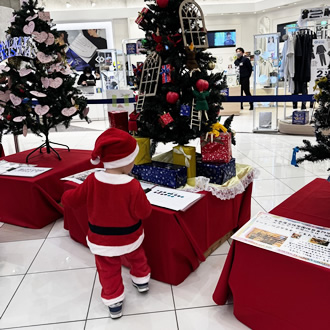 開催日：令和6年12月14日、15日
場所：イオンモールナゴヤドーム前
担当：地域貢献委員会

昨年に引き続きイオンモールナゴヤドーム前で「東区の魅力がいっぱい！笑顔あふれるクリスマスツリーフェスタ2024」を二日間に渡り開催。今年はイベントスペース２か所を借りてミニリース作りのワークショップを新設しスケールアップ！
東区9校の小学6年生の素敵な夢や想いが乗った巨大アルミ缶ツリーを2本展示、同じスペースにあるドアラツリーとともに迫力のあるツリーとなりました。

「ツリーコンテスト」では東区の企業、団体、学校からそれぞれの個性を活かしたツリーを全部で17本出展してもらい、来場者に投票してもらうコンテストを実施しました。毎年各ツリーともレベルアップしてとても個性豊かで煌びやかなスペースとなり多くの方に楽しみながら投票してもらいました。

イオンに来場された方も立ち並ぶクリスマスツリーを見て立ち止まって見入る方も多くいらっしゃいました。多くの方に喜んでもらえるイベントとして年々成長していることを実感しました。
